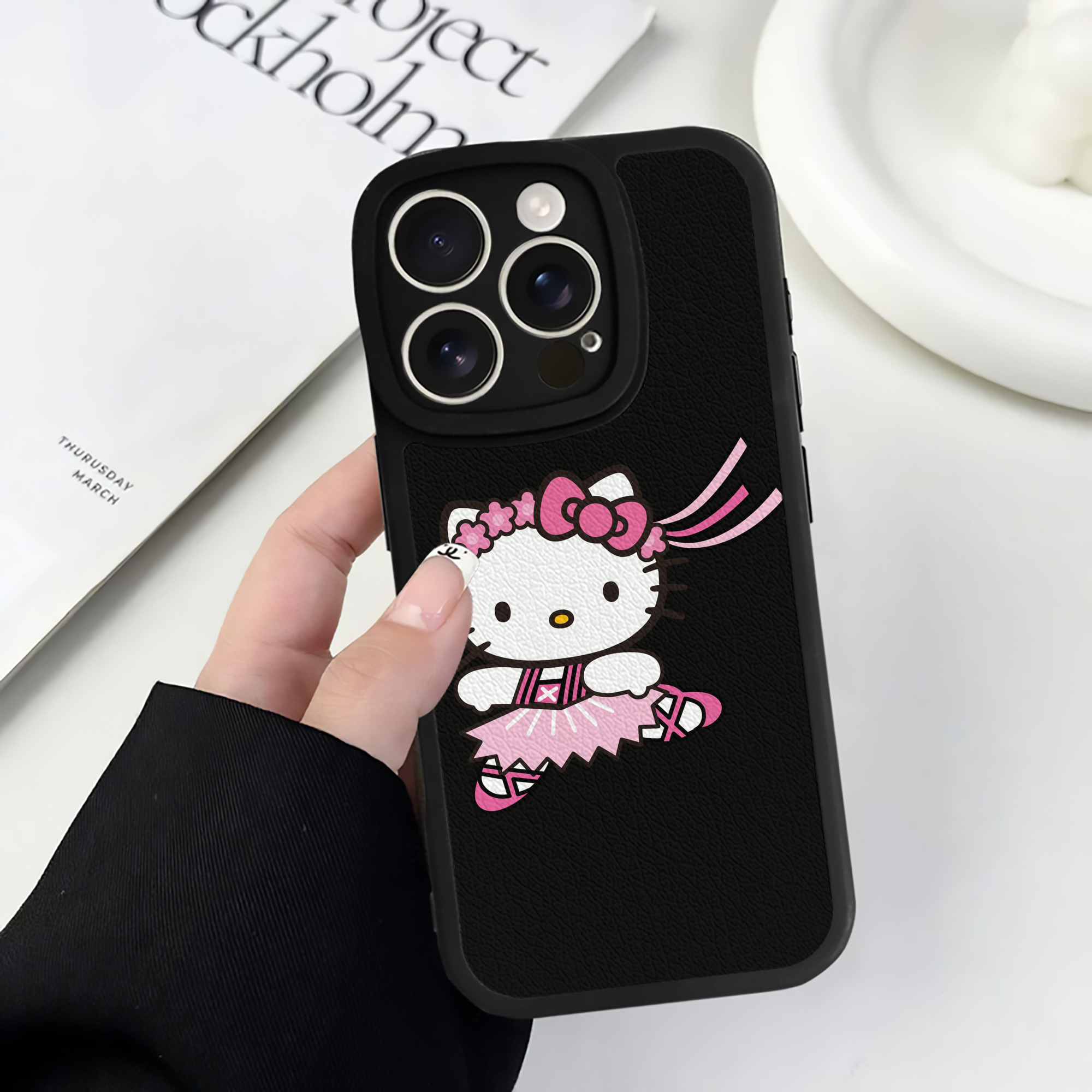 （画像用） Hello Kitty ハローキティ 【iPhone 16シリーズ対応】シリコンスマホケース（レザー調） 材質：シリコン